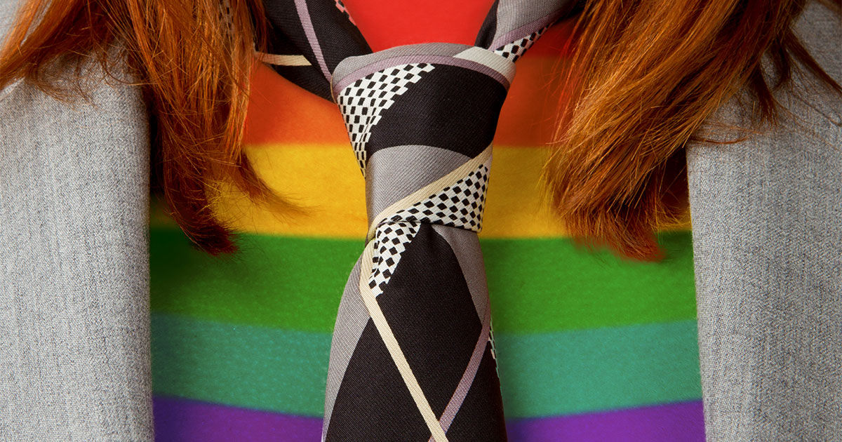彩虹衬衫上的领带